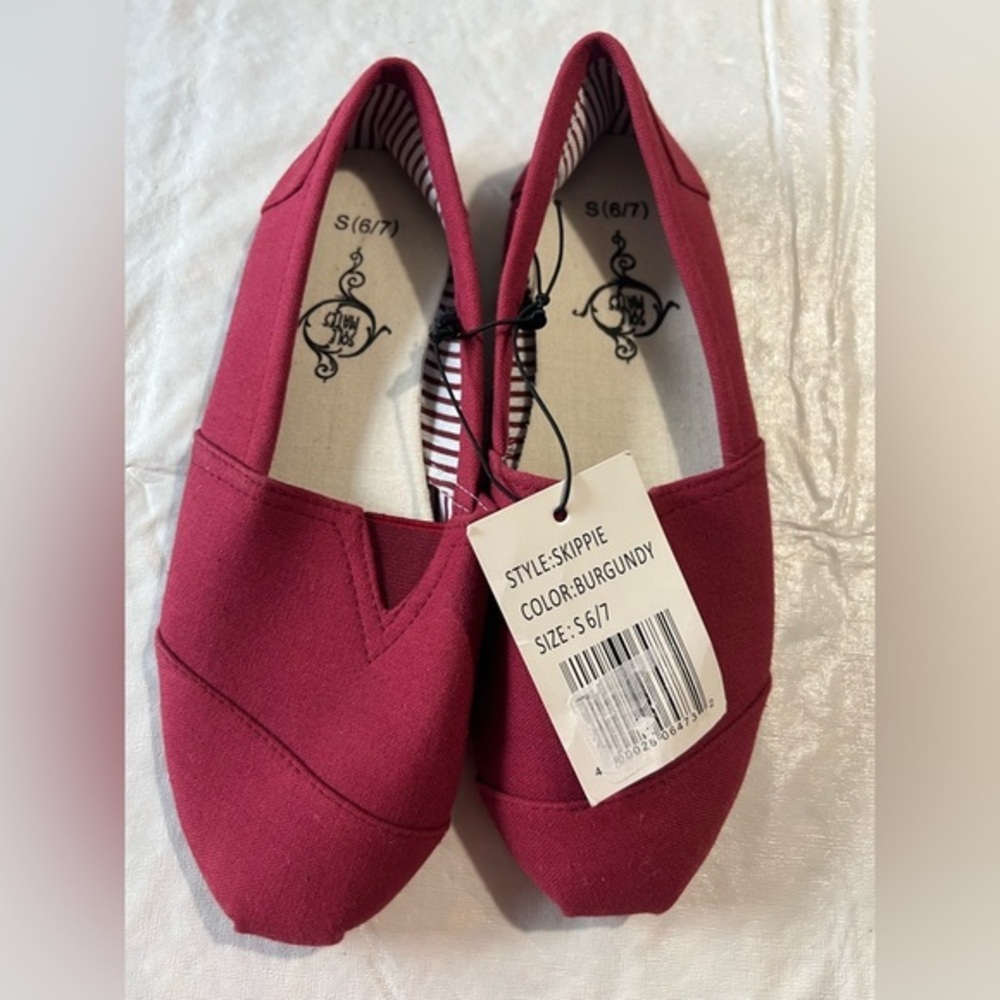 Sole Mates Burgundy Flats, size Small (6/7)